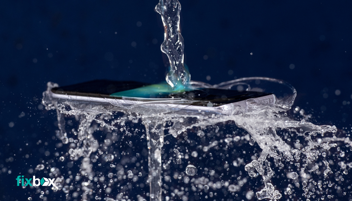 Ce pot să fac dacă mi-a intrat apă în telefon?